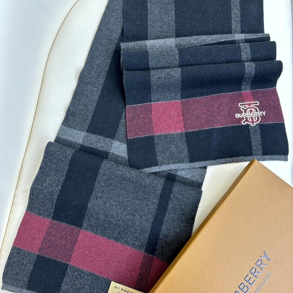 Burberry women's fashion knitted scarf - Picture 6 of 8